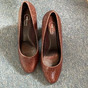 High heel never worn brown size 8 shoes